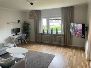a living room with a couch and a table at Nära till centrum och natur 2:a in Alingsås