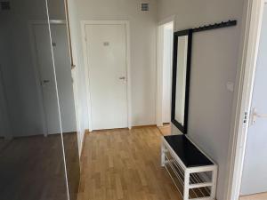 een kamer met een spiegel en een stoel. bij Nära till centrum och natur 2:a in Alingsås