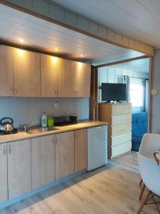 Kuchyň nebo kuchyňský kout v ubytování Domki Letniskowe 777