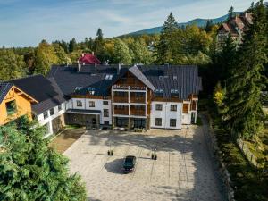 an aerial view of a large building with a courtyard at Malina Apartamenty in Szklarska Poręba