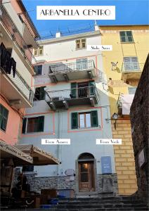 una imagen de un edificio con nombres de edificios en Arbanella en Corniglia