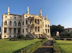 ein großes weißes Haus mit Treppen im Hof in der Unterkunft Liberty Dream, fascino a Vicenza in Vicenza
