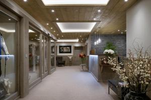 un corridoio con fiori e piante in un edificio di Mammoth Lodge by Alpine Residences a Courchevel