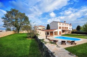 a house with a swimming pool in a yard at Villa Moncalvo in Bale