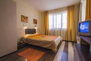 TV a/nebo společenská místnost v ubytování Coral Guest House