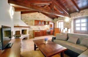a living room with a couch and a table at Villa Moncalvo in Bale
