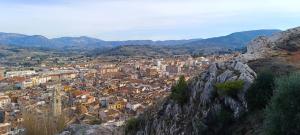 uitzicht op een stad vanaf een berg bij El Mirador"Venerable Escuder" in Cocentaina