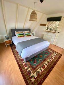 a bedroom with a large bed with a rug at LooSan Lodges Gastenhuis in Reutum