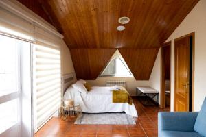 Ένα ή περισσότερα κρεβάτια σε δωμάτιο στο Chalet frente a Rapadoira.Foz