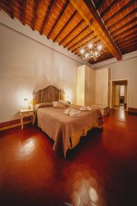 1 dormitorio con 1 cama grande en una habitación en de' Montetini, en Arezzo
