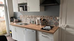 a kitchen with a sink and a counter top at L'appartement de Julie in Albert