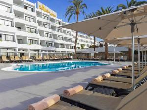 The swimming pool at or close to XQ Vistamar