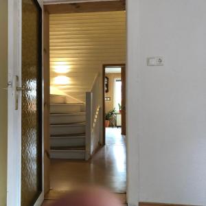 un pasillo con escaleras en una casa con una persona en Wohnung in Wald- und Seenähe en Erkner