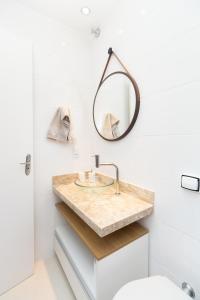 een badkamer met een wastafel en een spiegel bij Luxo em Ipanema 304 in Rio de Janeiro +13 foto's