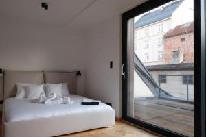 Un dormitorio con una cama con una ventana grande. en Sweet Dreams Apartments Bielsko-Biała, en Bielsko-Biala