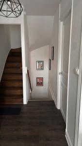 einen Flur mit einer Treppe mit Treppenaufgang in der Unterkunft L'appartement de Julie in Albert