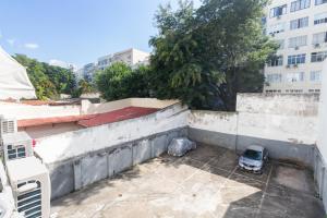 een auto geparkeerd op een parkeerplaats naast een muur bij Luxo em Ipanema 304 in Rio de Janeiro