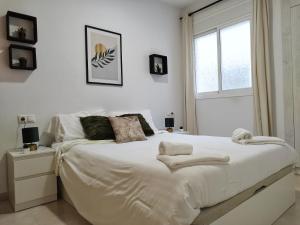 Un dormitorio blanco con una cama grande y una ventana en Cozy apartment in Castalla, en Castalla