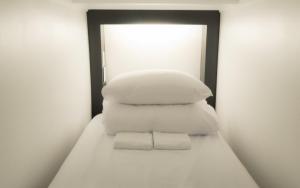 Lova arba lovos apgyvendinimo įstaigoje CANVAS BLACK Guesthouse