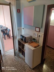 una camera con forno a microonde e porta di accesso a una sala da pranzo di HOSTAL D'ANNUNZIO HOUSe a Cesano Boscone