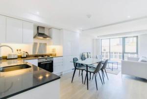Kuhinja oz. manjša kuhinja v nastanitvi Impeccable 1-Bed Apartment in London