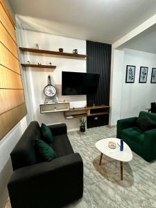 sala de estar con sofá negro y mesa en Morada Apart, en Tacna