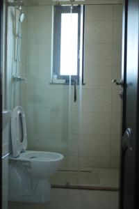 Un baño con inodoro y ducha con ventana. en Vila Dorna Royal, en Şarul Dornei 22 fotos más