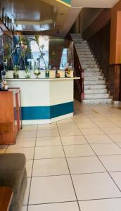 un hall avec des escaliers et un comptoir avec des plantes dans l'établissement Gran Hotel Alturas, à Huaraz