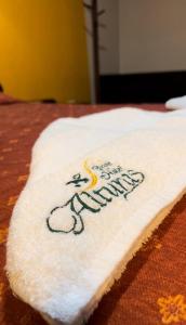 una servilleta blanca con las palabras feliz cumpleaños en ella en Gran Hotel Alturas, en Huaraz