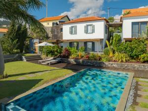 een villa met zwembad voor een huis bij Casas Da Vereda in Estreito da Calheta
