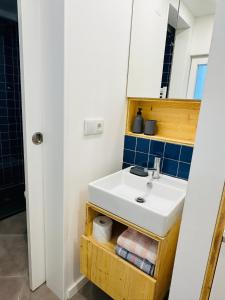 ein Bad mit einem Waschbecken und einem Spiegel in der Unterkunft Castle cozy apartment in Lissabon