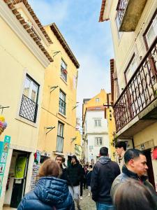 un grupo de personas caminando por una calle en Castle cozy apartment, en Lisboa