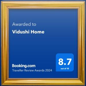 a gold picture frame with a blue background at Vidushi Home in Minuwangoda