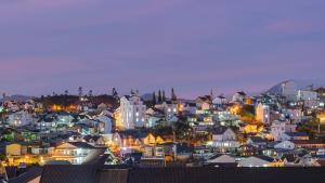 Nespecifikovaný výhled na destinaci Dalat nebo výhled na město při pohledu z hotelu
