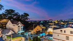 Nespecifikovaný výhled na destinaci Dalat nebo výhled na město při pohledu z hotelu