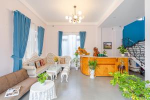 uma sala de estar com um sofá e uma mesa em Kim Little House Hotel em Da Lat