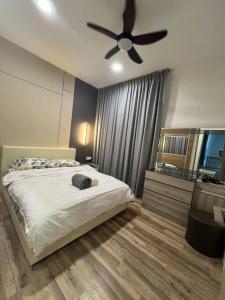 1 dormitorio con 1 cama y ventilador de techo en Gala City best place gala residence en Kuching