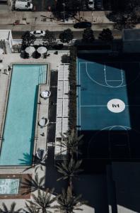 uma vista superior de duas piscinas com palmeiras em Level Los Angeles - Downtown South Olive em Los Angeles
