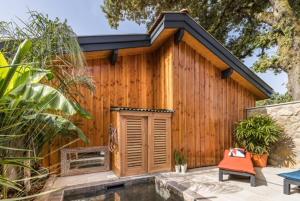 ein kleines Holzgebäude mit einem Pool davor in der Unterkunft La Cabane du Huga N°2 in Lacanau + 13 Fotos