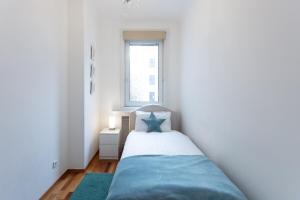 Habitación pequeña con cama y ventana en Operastreet City Center Apartment Brasil en Viena