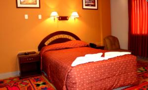 Una habitación de hotel con una cama en una habitación en Gran Hotel Alturas, en Huaraz