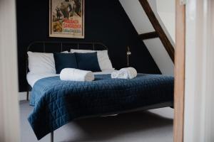 a bedroom with a bed with two towels on it at Grade II Listed Flint Cottage Sleeps 4 in Norwich