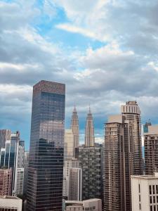 クアラルンプールにあるAXON RESIDENCE AT BUKIT BiNTANG KUALA LAMPURの高層ビルが立ち並ぶ大都市の景色