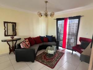 - un salon avec un canapé et un miroir dans l'établissement Apartment near Airport & beach security 24/7, à La Cana