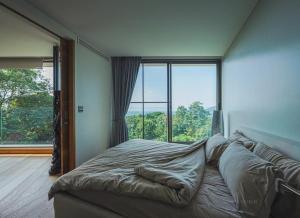 Postel nebo postele na pokoji v ubytování Bluepoint SeaView Retreat Patong + 28 fotografií