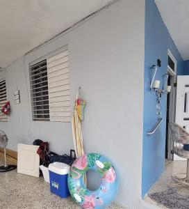 アグアダにあるCasa Amalia Beach Houseの白い壁の部屋と階段の部屋