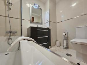 y baño con bañera, lavabo y espejo. en Apartment Bonimar, en Funchal