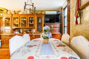 a kitchen with a table with a vase of flowers on it at House CONTU1000 in Porto