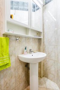 波多的住宿－House CONTU1000，一间带水槽和绿毛巾的浴室