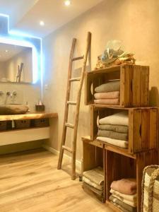 La salle de bains est pourvue d'une échelle et d'une étagère avec des serviettes. dans l'établissement Bergerie du Cap Corse, à Macinaggio